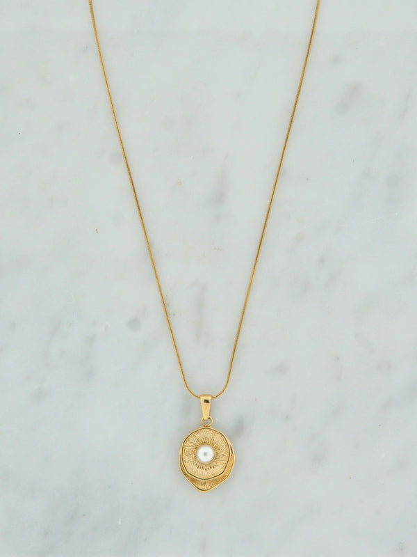 Minimal pearl necklace