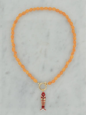 Oranje stenen ketting met rode vis bedel