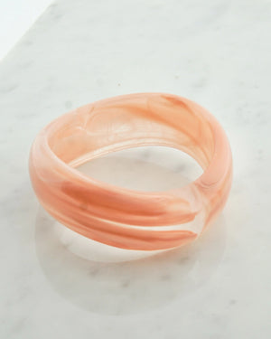 Swirl resin bangle lichtroze