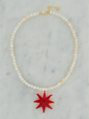 Witte stenen ketting met rode zon glas bedel