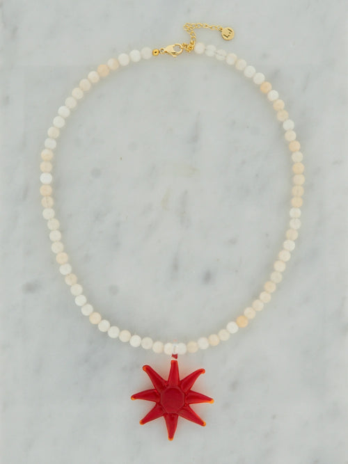 Witte stenen ketting met rode zon glas bedel