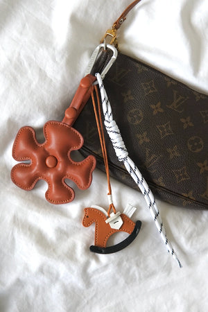 Big flower bag charm bruin
