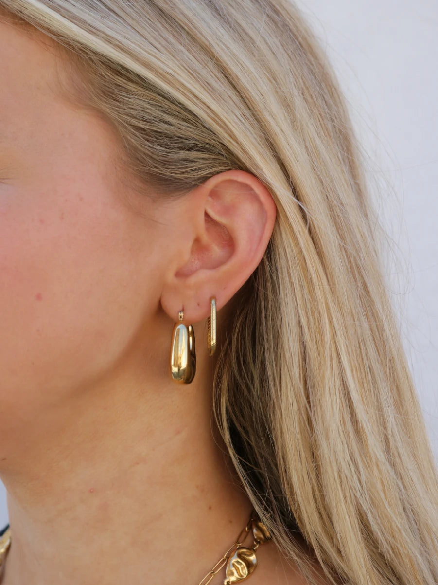 aanfoto ovale gestreepte oorbellen zilver