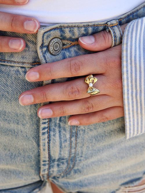 Pearly bow ring