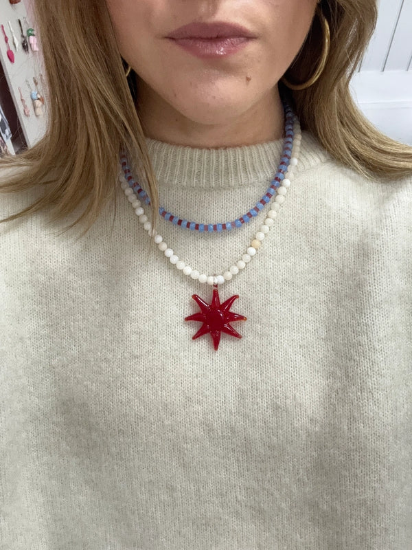 Witte stenen ketting met rode zon glas bedel