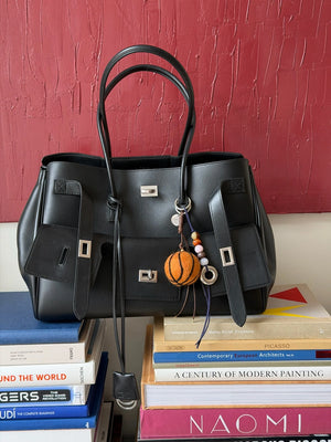 Premium vilten bag charm basketbal