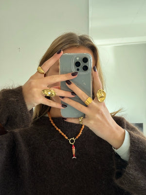 Oranje stenen ketting met rode vis bedel