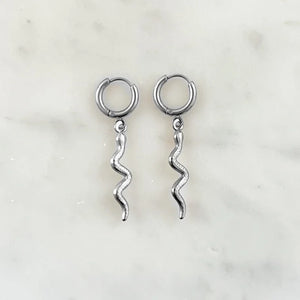 oorbellen-met-slangen-zilver